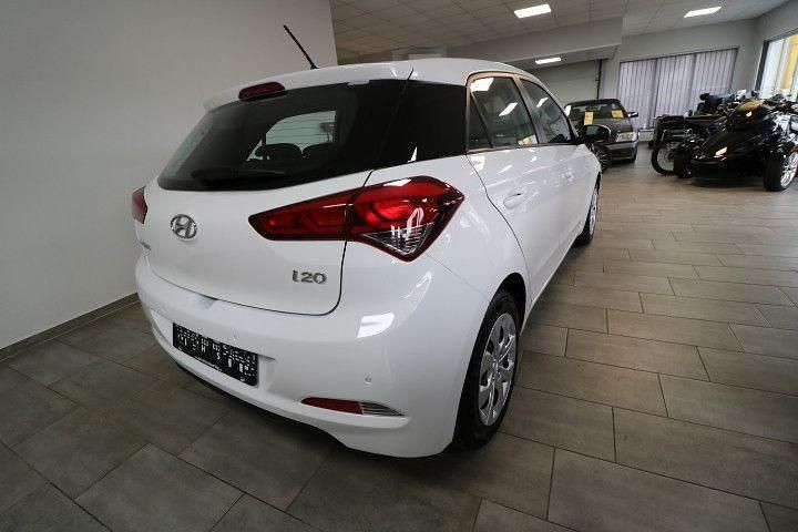 Gebraucht Hyundai i20 84 PS (61 kW) 2016 Weiß Limousine