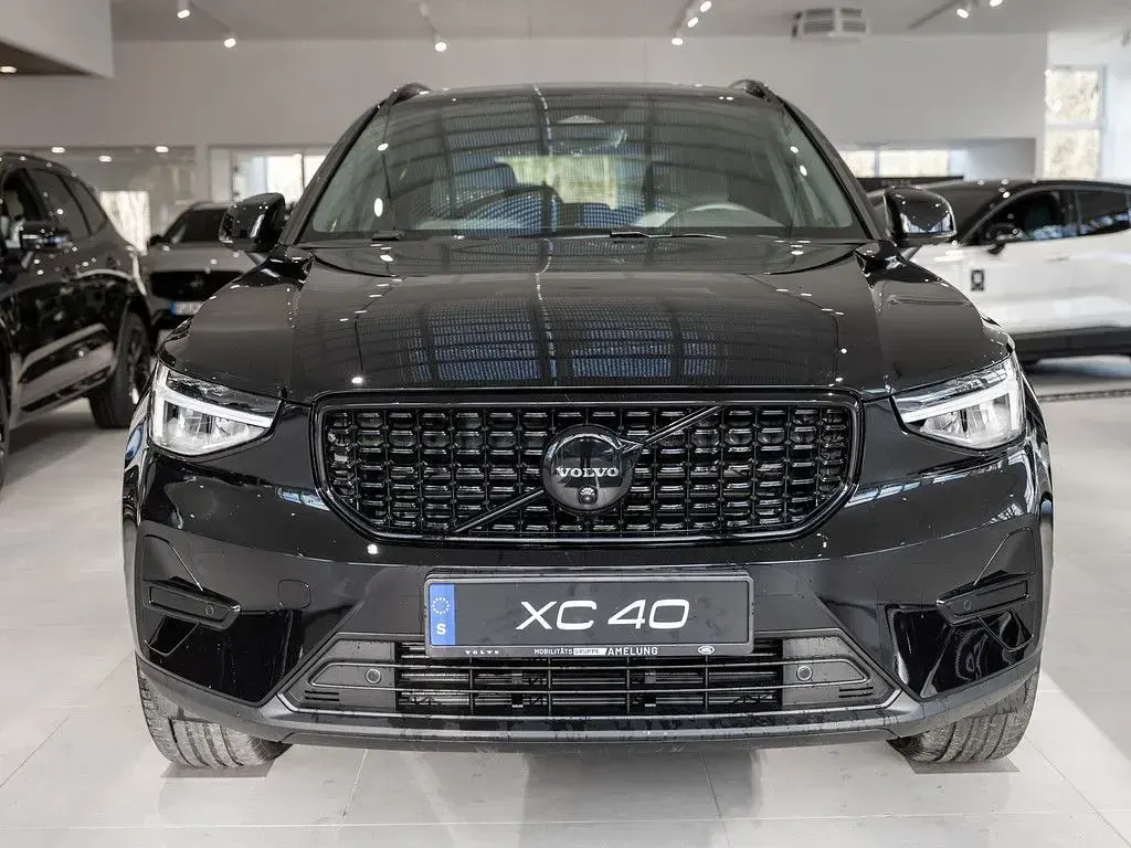 Neu Volvo XC40 Plus 163 PS (119 kW) 2026 Onyx schwarz SUV