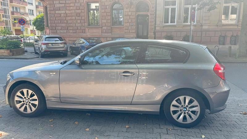 Grau Gebraucht 2010 BMW 116 Kleinwagen | 3.500 € (Guter Preis) - Bild 1/4