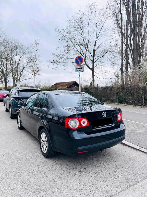 Gebraucht VW Jetta 115 PS (84 kW) 2009 Schwarz Limousine