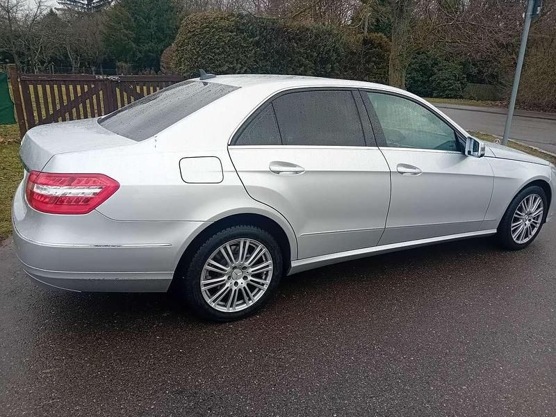 Gebraucht Mercedes E250 204 PS (150 kW) 2011 Silber Limousine