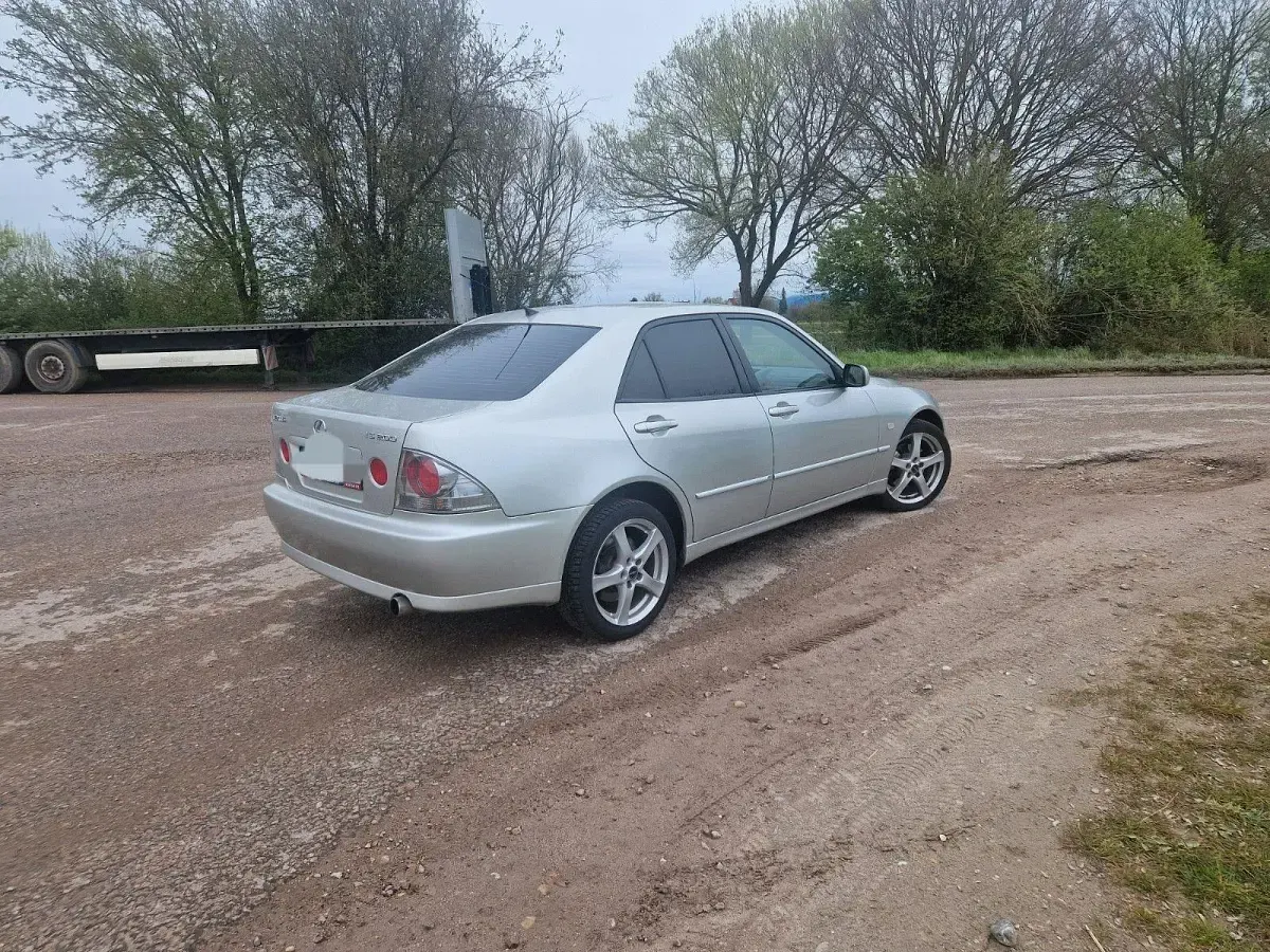 Second-hand Lexus IS200 155 CP (114 kW) 2003 Argintiu Berlinǎ