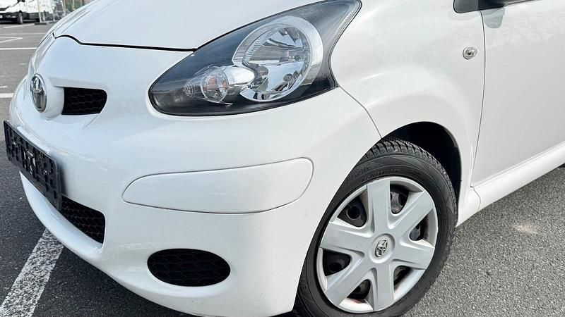 Gebraucht Toyota Aygo 68 PS (50 kW) 2009 Weiß Kleinwagen
