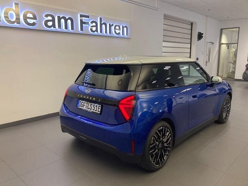 Gebraucht Mini Cooper SE Favoured 160 kW (218 PS) 2024 Blau Kleinwagen