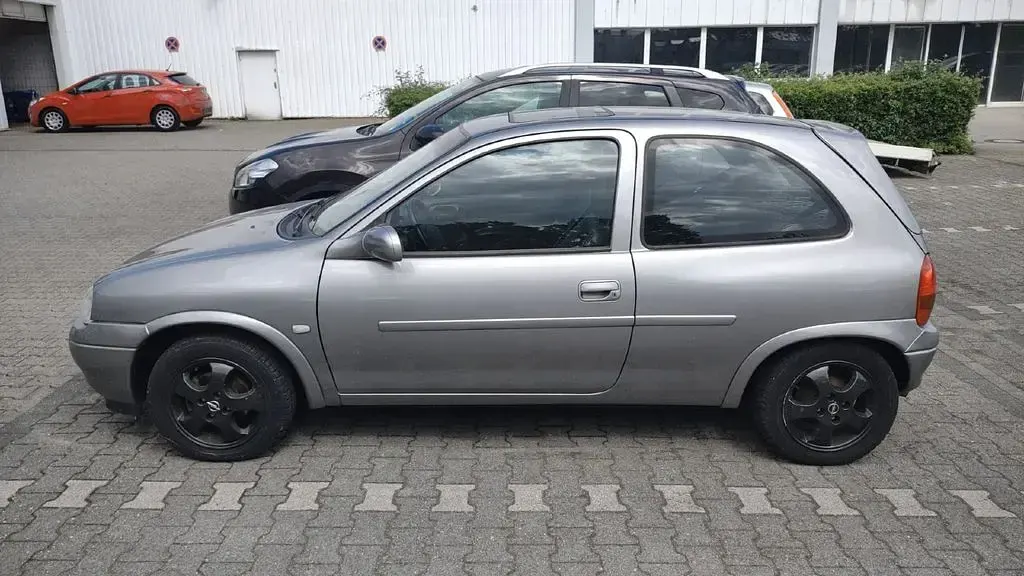 Gebraucht Opel Corsa 90 PS (66 kW) 1997 Grau Kleinwagen