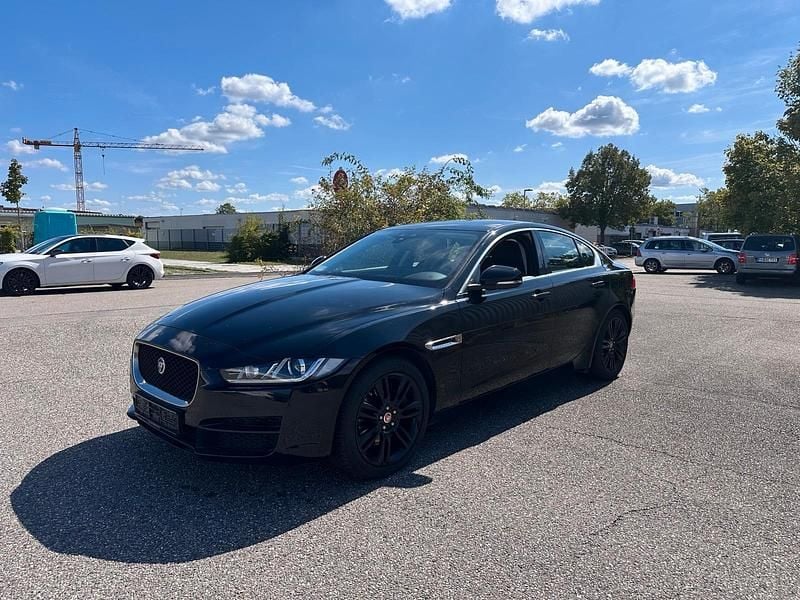 Schwarz Gebraucht 2017 Jaguar XE Prestige Limousine | 6.900 € - Bild 1/4