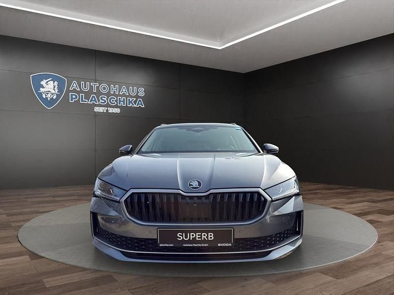 Neu Skoda Superb Selection 150 PS (110 kW) 2026 Grau Kombi
