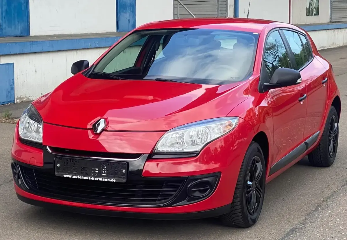 Gebraucht Renault Mégane III Authentique 101 PS (74 kW) 2013 Rot Limousine