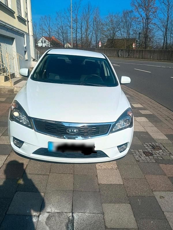 Gebraucht Kia Ceed 109 PS (80 kW) 2010 Weiß Kleinwagen