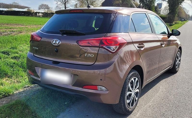 Gebraucht Hyundai i20 Trend 84 PS (61 kW) 2016 Braun Kleinwagen