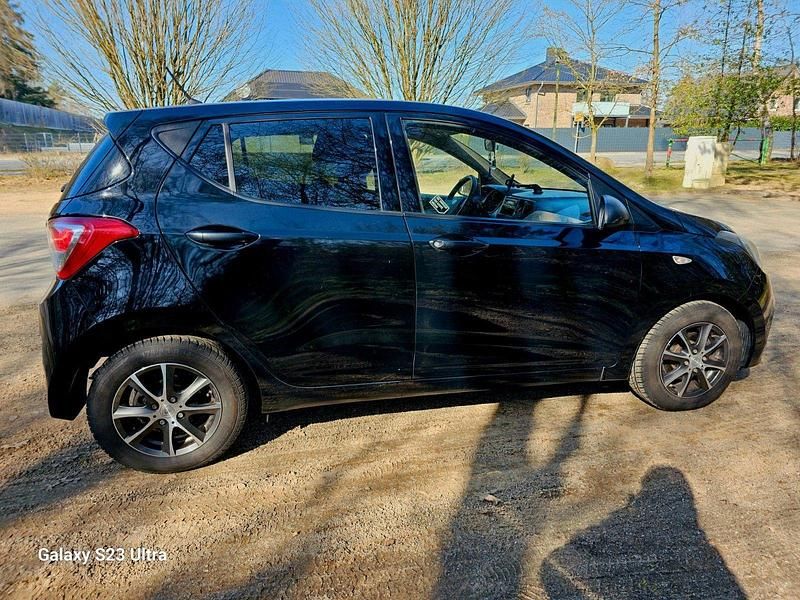 Gebraucht Hyundai i10 Classic 67 PS (49 kW) 2015 Schwarz Kleinwagen