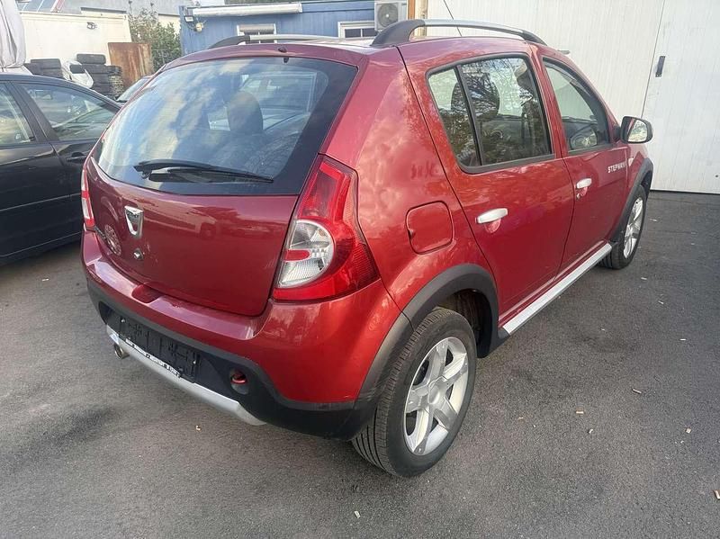 Gebraucht Dacia Sandero Stepway 84 PS (61 kW) 2012 Feuerrot Kleinwagen