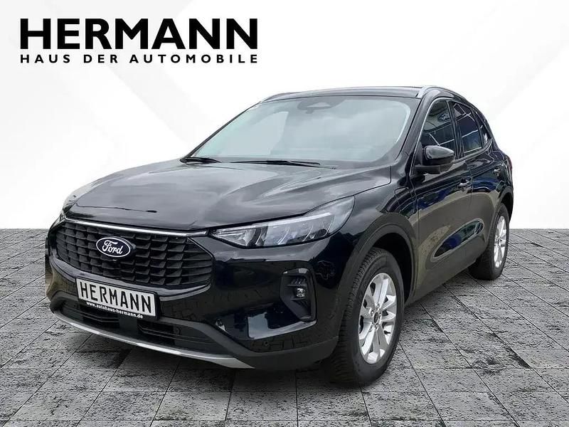 Agate black metallic (pn4gm) Gebraucht 2024 Ford Kuga Titanium SUV | 37.399 € (Fairer Preis) - Bild 1/4