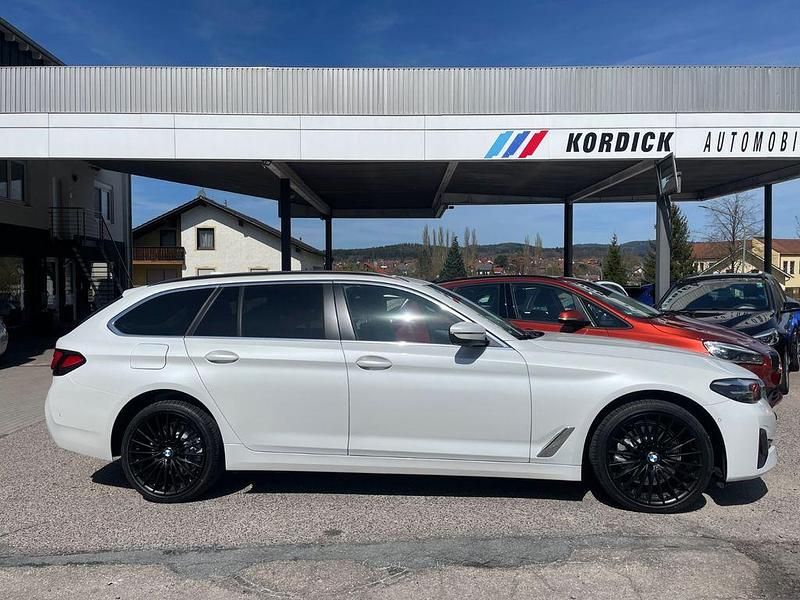 Gebraucht BMW 520 190 PS (139 kW) 2023 Mineralweiss metallic (a96) Kombi