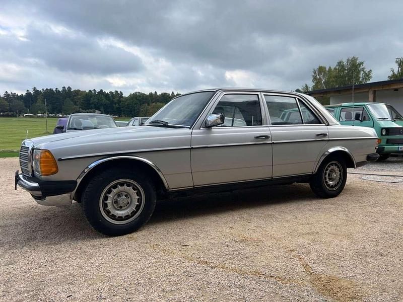 Gebraucht Mercedes 200 109 PS (80 kW) 1984 Silber Limousine