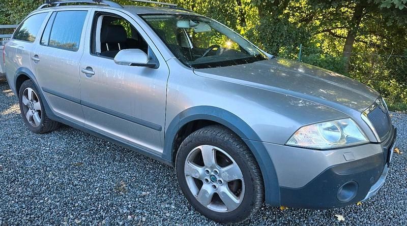 Grau Gebraucht 2008 Skoda Octavia Scout Kombi | 4.000 € (Guter Preis) - Bild 1/4