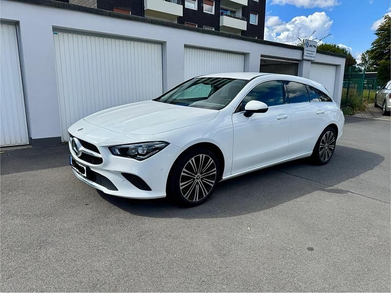 Weiß Gebraucht 2021 Mercedes CLA180 Limousine | 22.595 € (Superpreis) - Bild 1/4