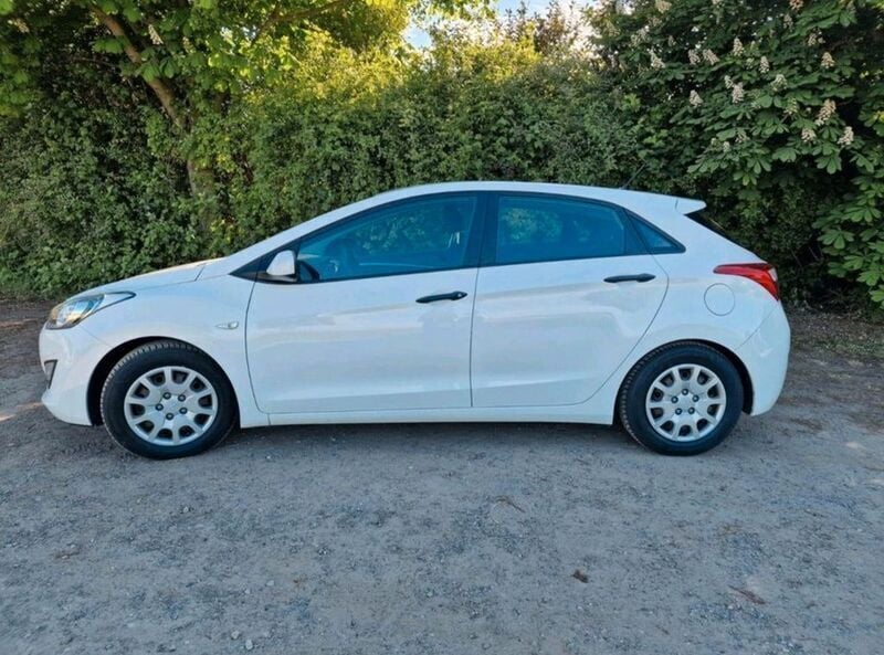 Weiß Gebraucht 2014 Hyundai i30 Limousine | 3.990 € (Superpreis) - Bild 1/4