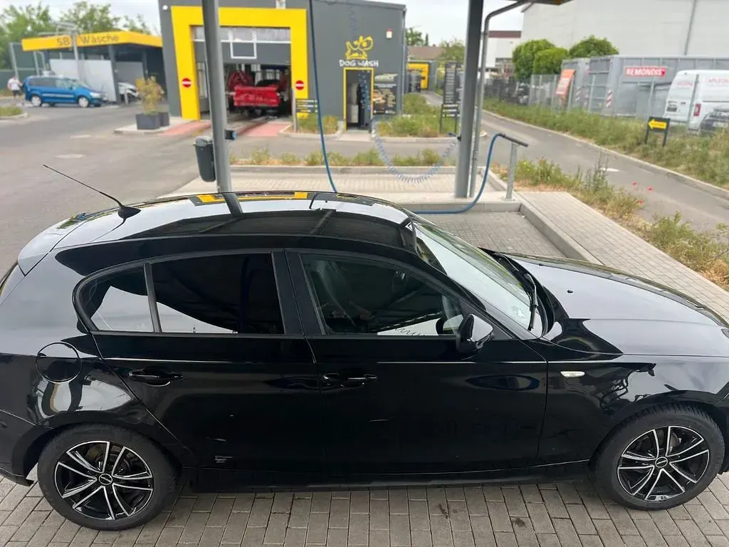Gebraucht BMW 116 122 PS (89 kW) 2010 Schwarz Kleinwagen