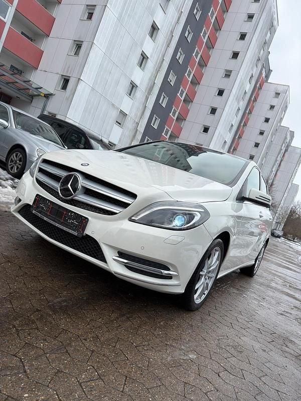 Weiß Gebraucht 2014 Mercedes 180 Limousine | 5.500 € (Fairer Preis) - Bild 1/4