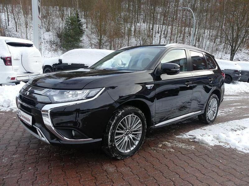 Schwarz (metallic) Gebraucht 2021 Mitsubishi Outlander P-HEV SUV | 18.990 € (Guter Preis) - Bild 1/4