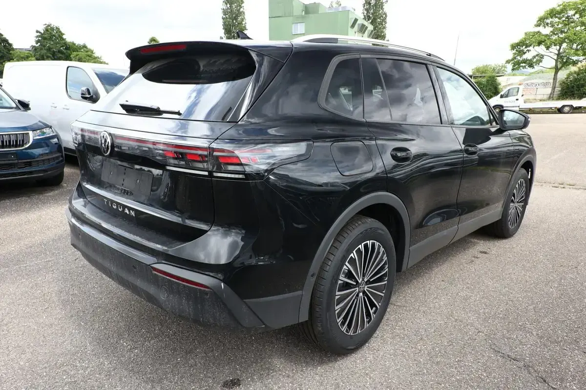 Neu VW Tiguan IQ Drive 150 PS (110 kW) 2026 Grenadillschwarz metallic SUV