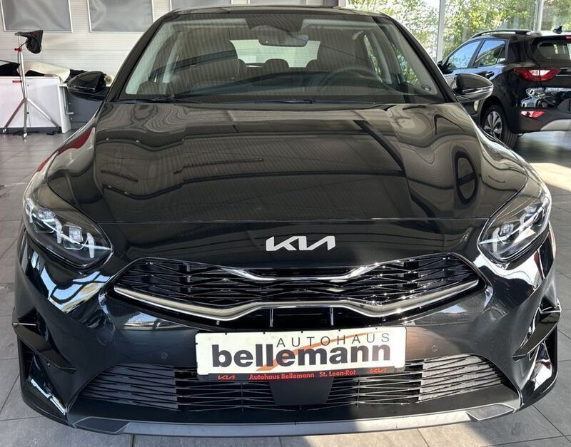 Neu Kia Ceed Spirit 140 PS (102 kW) 2025 Schwarz Kleinwagen