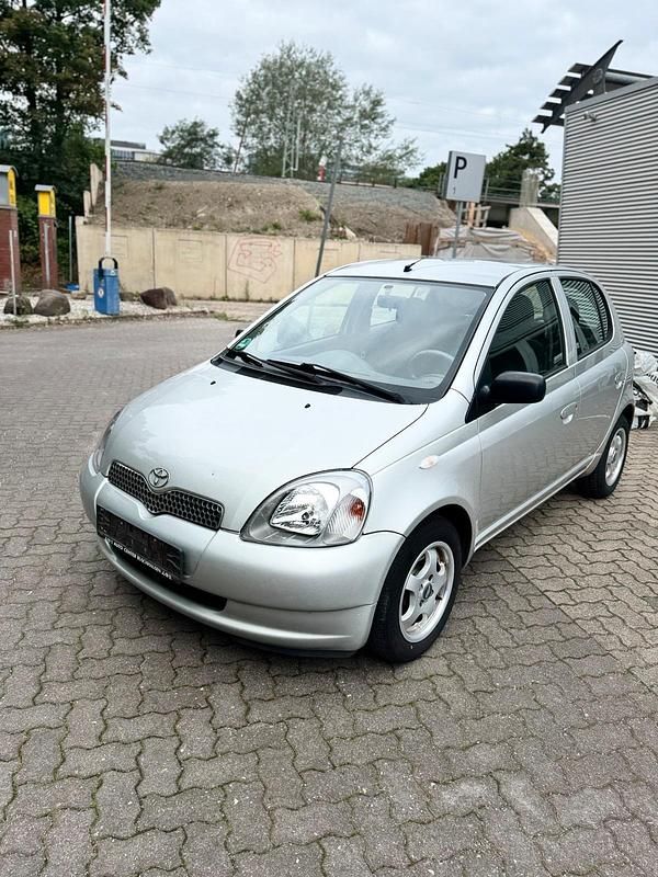 Silber Gebraucht 2002 Toyota Yaris Kleinwagen | 1.900 € - Bild 1/4