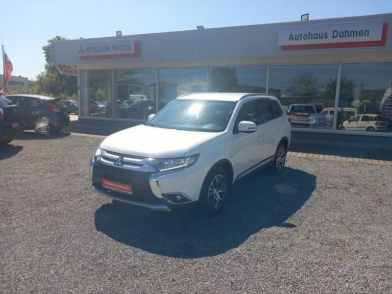 Perlmuttweiss met Gebraucht 2016 Mitsubishi Outlander SUV | 17.900 € (Fairer Preis) - Bild 1/4