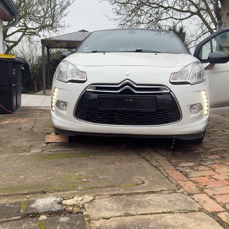 Weiß Gebraucht 2013 Citroën DS3 So Chic Kleinwagen | 4.500 € (Guter Preis) - Bild 1/4