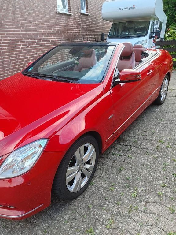 Gebraucht Mercedes E200 Elegance 184 PS (135 kW) 2011 Rot Cabrio