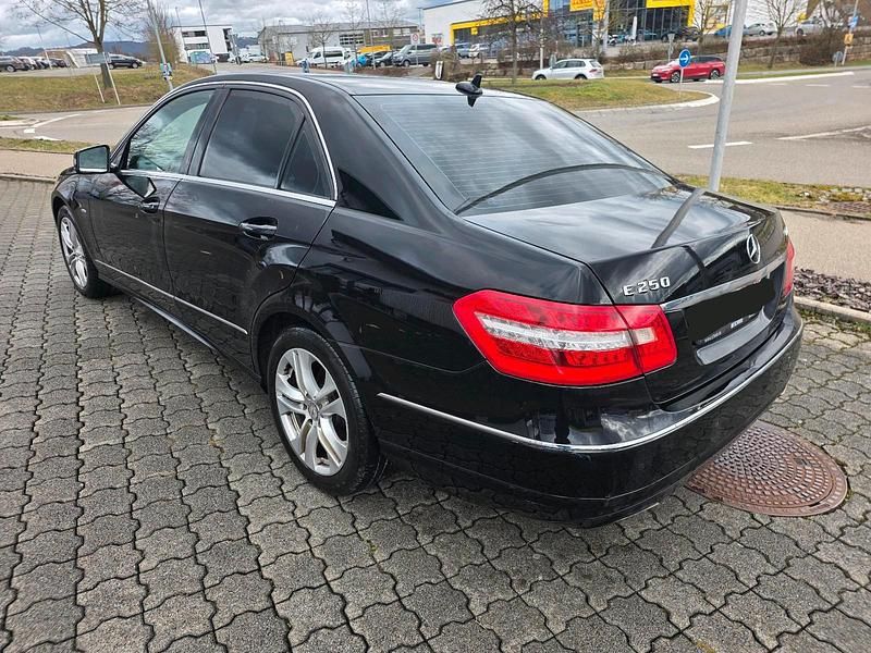 Gebraucht Mercedes E250 Avantgarde 204 PS (150 kW) 2011 Schwarz Limousine