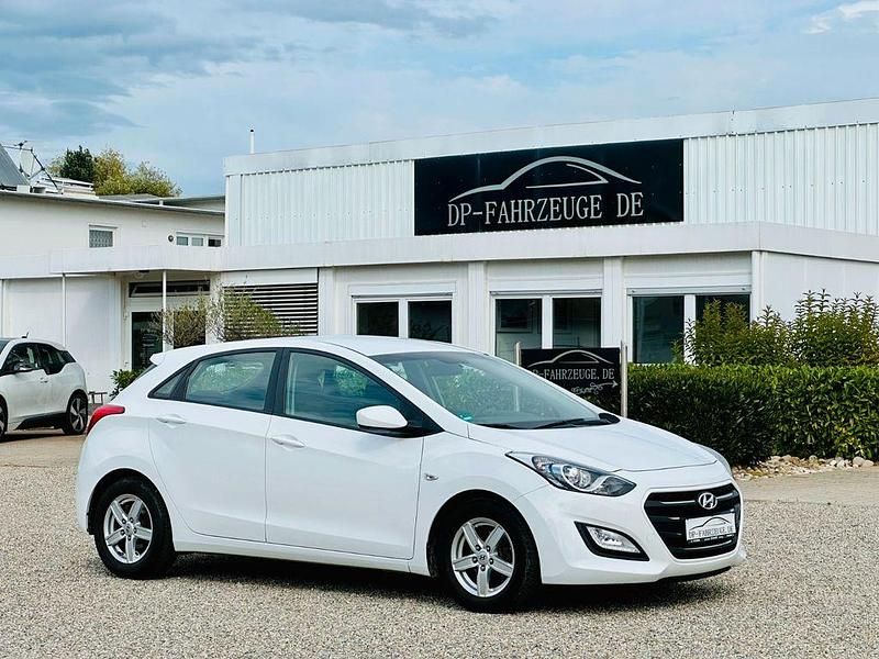 Polar white Gebraucht 2015 Hyundai i30 Classic Limousine | 7.690 € (Fairer Preis) - Bild 1/4