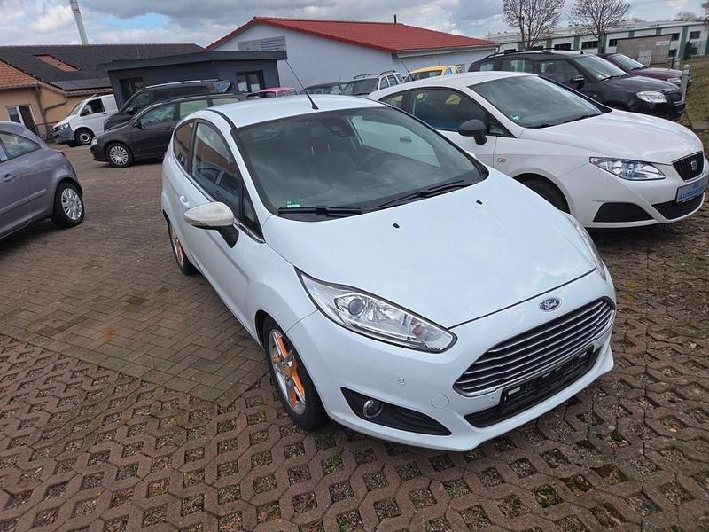 Gebraucht Ford Fiesta Titanium 125 PS (91 kW) 2013 Weiß Kleinwagen