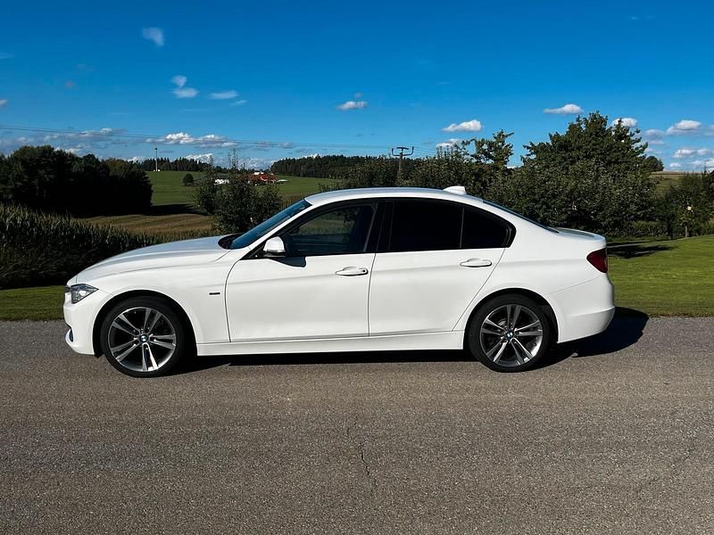 Weiß Gebraucht 2012 BMW 316 Limousine | 9.999 € (Fairer Preis) - Bild 1/4