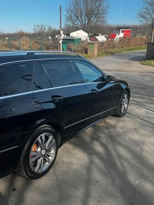 Gebraucht Mercedes E250 Avantgarde 204 PS (150 kW) 2012 Schwarz Kombi