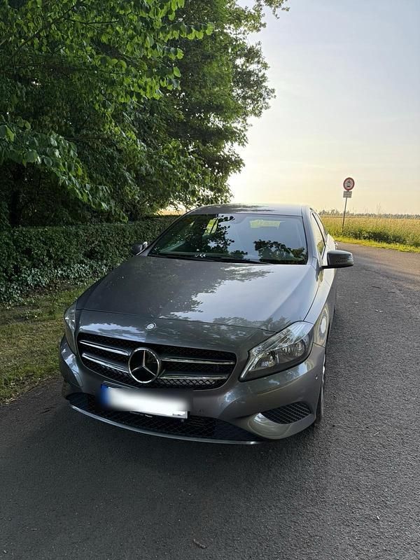 Grau Gebraucht 2013 Mercedes A180 Limousine | 12.500 € (Fairer Preis) - Bild 1/4
