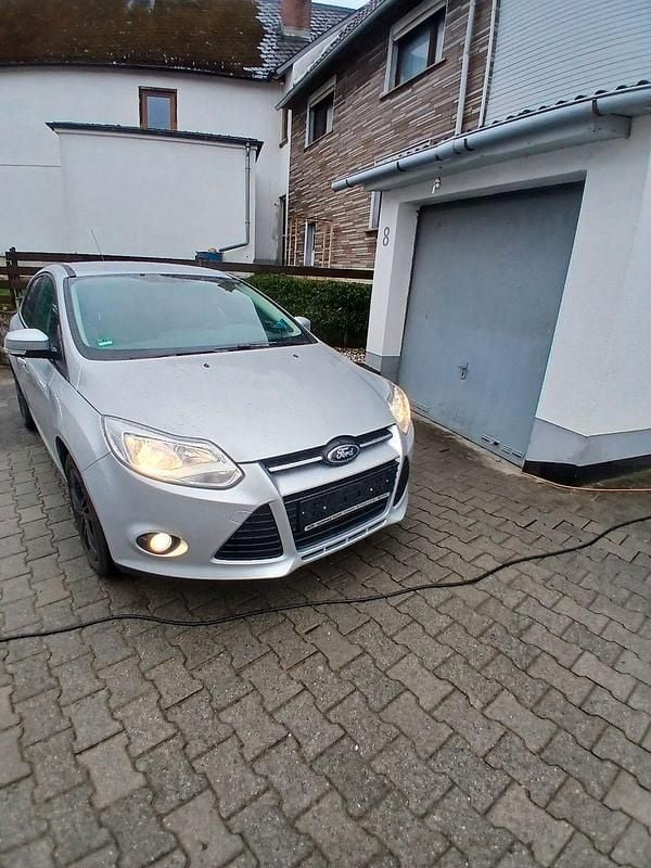Gebraucht Ford Focus Trend 125 PS (91 kW) 2011 Silber Limousine