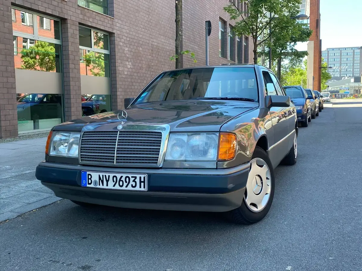 Gebraucht Mercedes E230 132 PS (97 kW) 1991 Grau Limousine