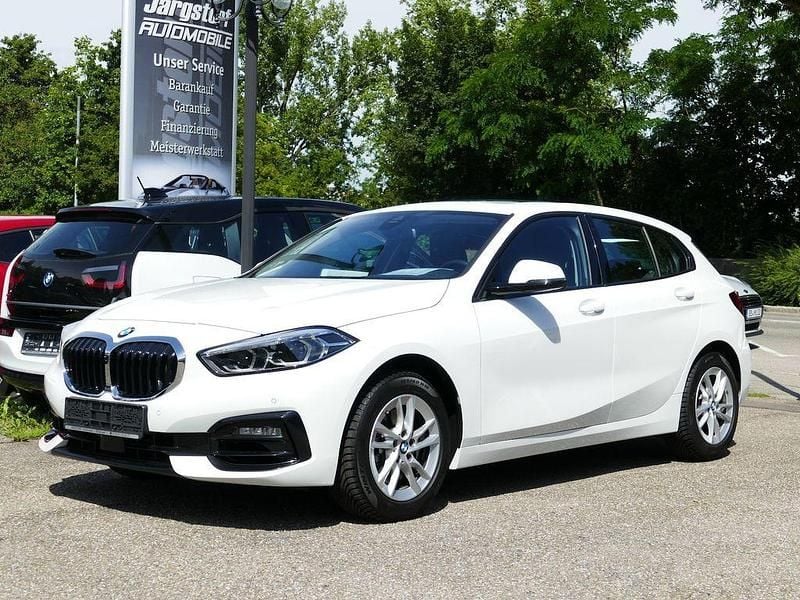 Alpinweiss 3 Gebraucht 2024 BMW 118 Sport Line Kleinwagen | 24.790 € (Guter Preis) - Bild 1/4
