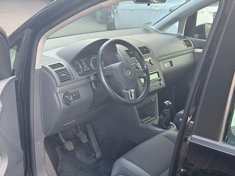 Gebraucht VW Touran Trendline 105 PS (77 kW) 2012 Schwarz Van / Kleinbus