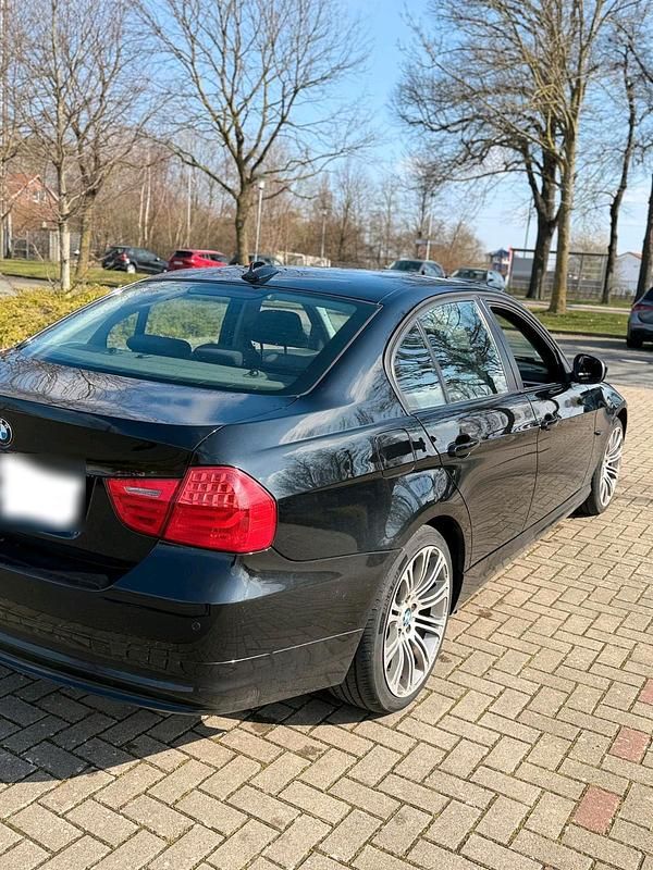 Gebraucht BMW 320 177 PS (130 kW) 2010 Schwarz Limousine