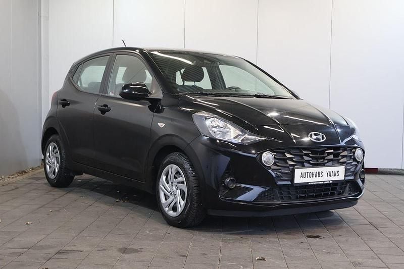 Gebraucht Hyundai i10 Select 67 PS (49 kW) 2023 Schwarz Kleinwagen