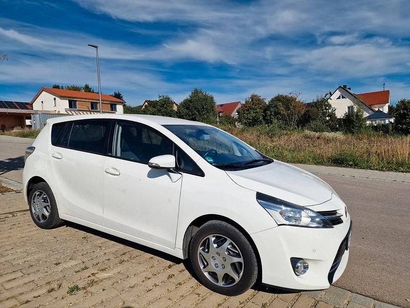 Weiß Gebraucht 2016 Toyota Verso Van / Kleinbus | 12.900 € (Guter Preis) - Bild 1/4