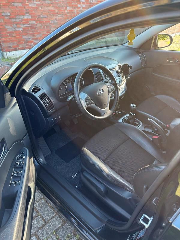 Gebraucht Hyundai i30 120 PS (88 kW) 2011 Schwarz Kleinwagen