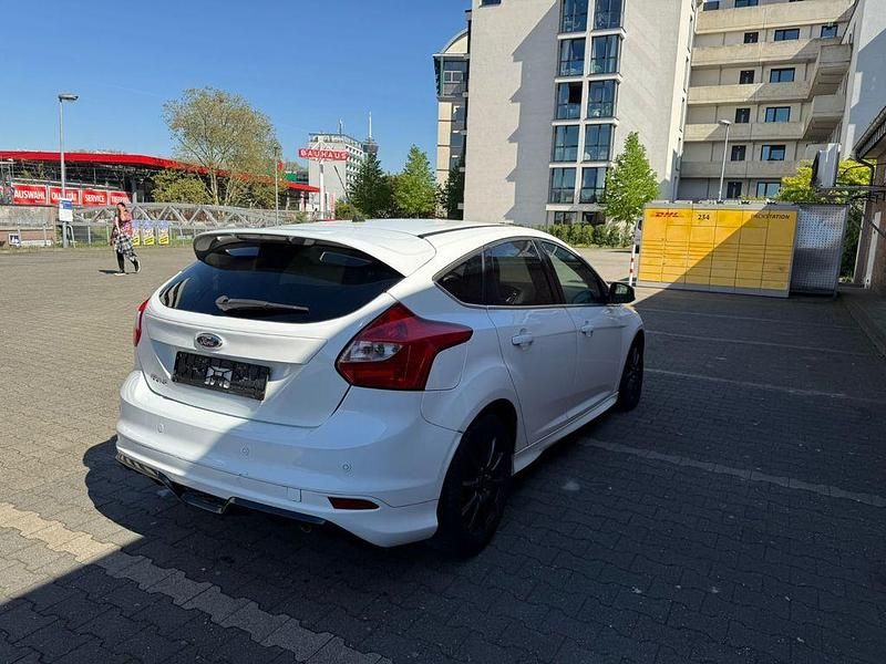 Używany Ford Focus Titanium 182 KM (133 kW) 2013 Biały Sedan/Limuzyna