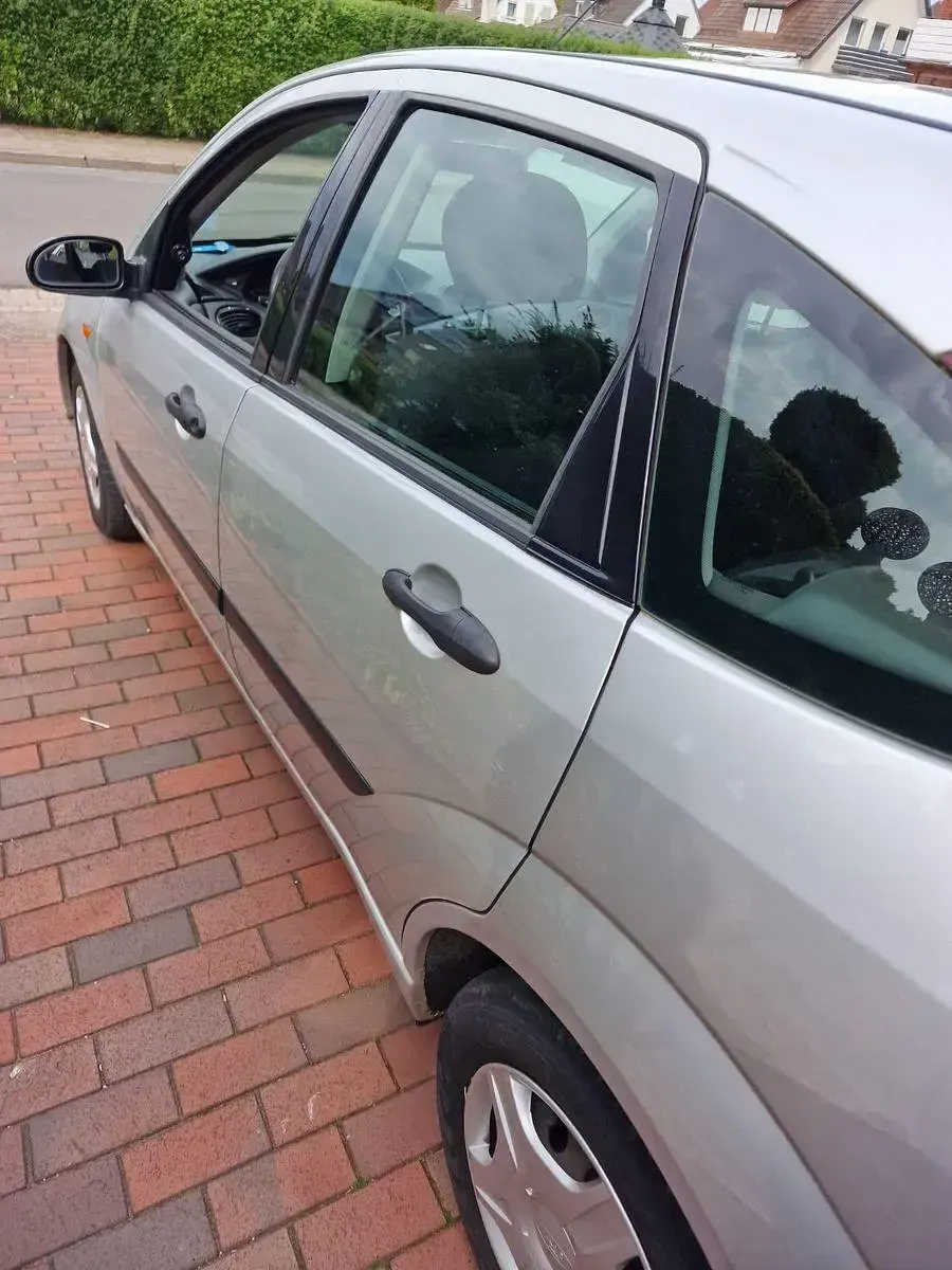Usado Ford Focus 75 CV (55 kW) 2002 Plateado Familiar