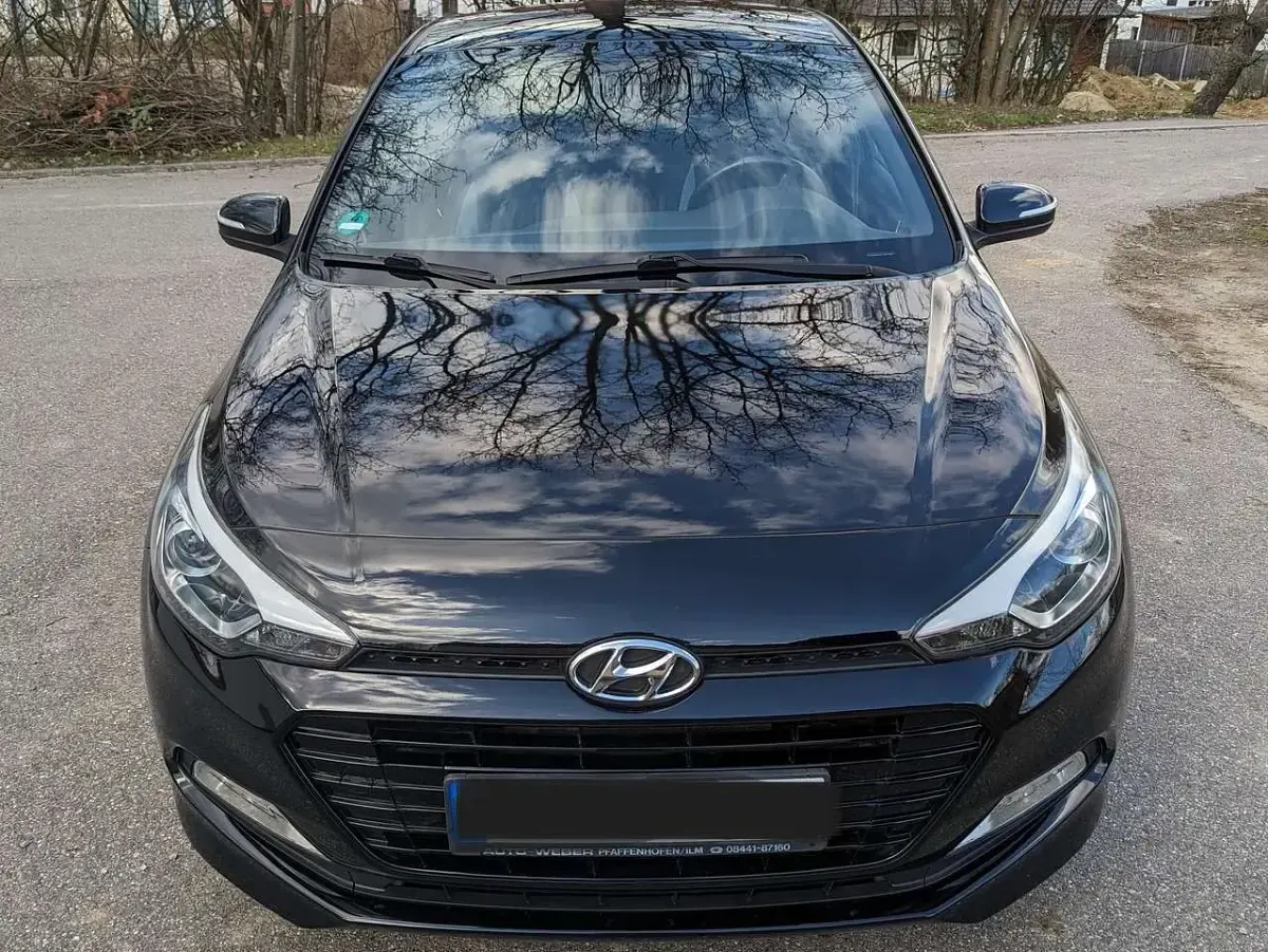 Gebraucht Hyundai i20 101 PS (74 kW) 2017 Schwarz Limousine