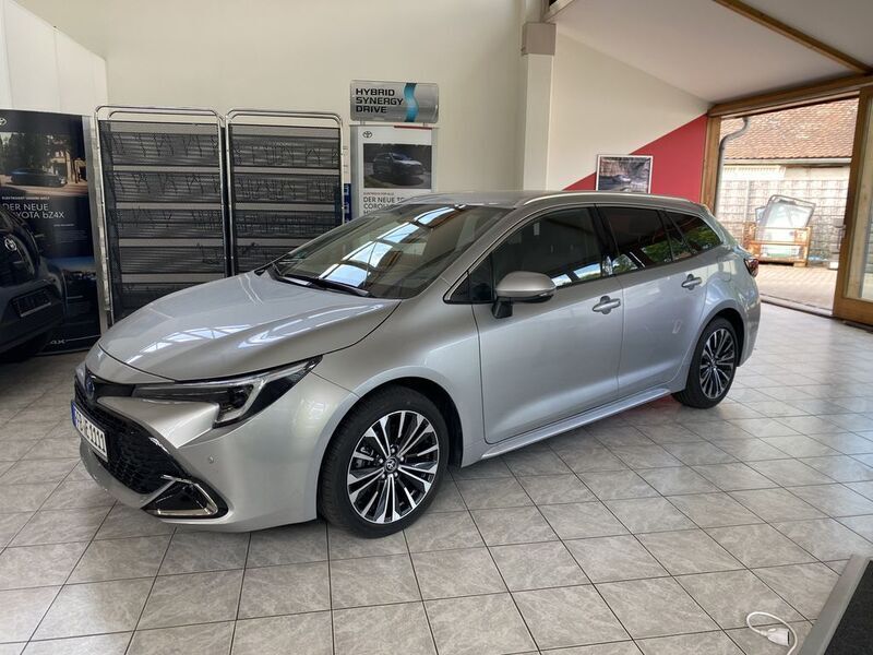 Silber Gebraucht 2024 Toyota Corolla Team Kombi | 31.490 € (Teuer) - Bild 1/4