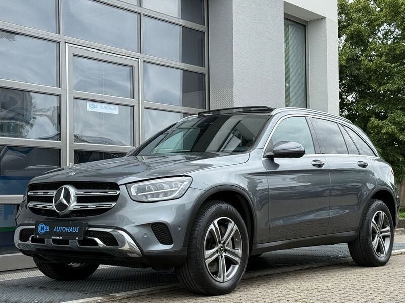 Grau Gebraucht 2022 Mercedes GLC300e AMG SUV | 33.890 € (Fairer Preis) - Bild 1/4